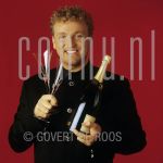 21-11-1994 Gordon at studio in Amsterdam.

[keywords]Posed, Half Length, Eyecontact, Smiling, Champagne[/keywords]